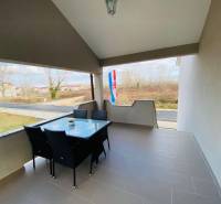 Terasa rodinného domu na ulici Grbi v Nině s výhledem na okolí.