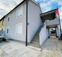 Rodinný dům na ulici Grbi v Ninu s venkovním schodištěm a terasou.