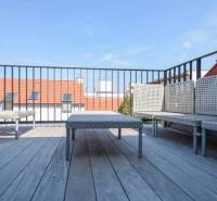 Ve 4-pokojovém bytě na Medené ulici v Bratislavě - Starém Městě se nachází venkovní terasa.