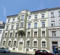 Historická budova na ulici Medená v Bratislavě - Starém Městě, fasáda zdobená ornamenty.