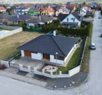 Rodinný dům na Jabloňové ulici v Bernolákově s prostorným dvorem a zahradou.