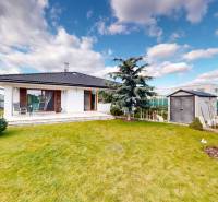 Rodinný dům v Bernolákově na Jabloňové ulici, s terasou a udržovanou zahradou.