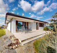 Rodinný dům na Jabloňové ulici v Bernolákově se zahradou a dlážděnou terasou.