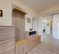 Interiér rodinného domu s podlahou s dřevěným dekorem, nábytkem a dekoracemi.