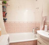 Koupelna s vanou, umyvadlem a úložným prostorem v 3-pokojovém bytě.