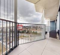 Balkon z výškového 2-pokojového bytu na Račianské ulici s výhledem na Bratislavu III.