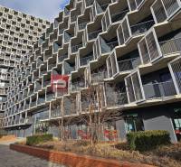 Budova s moderním architektonickým designem na Račianské ulici v Bratislavě III, ideální pro 2-pokojový byt.