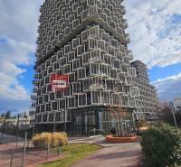 Unikátní architektura věžáku na Račianské v Bratislavě III obsahuje výrazné balkony a moderní prvky.