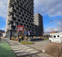 Budovy s výraznými balkony a bílý karavan na Račianské v Bratislavě III.