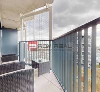 Balkon s ratanovým nábytkem ve 2pokojovém bytě na Račianské v Bratislavě III.