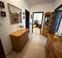 Interiér 3-pokojového bytu se skříněmi, dekoracemi a podlahou s dřevěným dekorem.