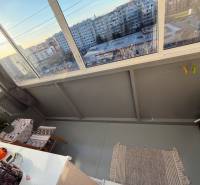 V topolčianském 3-pokojovém bytě na P.O. Hviezdoslava je zasklená lodžie s výhledem.