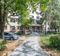 Budova obklopená zelení na Tomášikově ulici, Košice - městská část Sever, kanceláře.