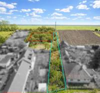 Zeleň a pozemky k bydlení na ulici Malá Paka, Velká Paka.