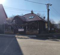 Rodinný dům na Rudlovské cestě v Banské Bystrici s tabulí 