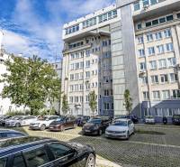 Parkoviště u kanceláří na Gajově ulici v Bratislavě - Starém Městě.