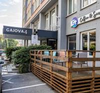 Exteriér kanceláří na Gajově ulici v Bratislavě - Starém Městě s terasou a parkováním.