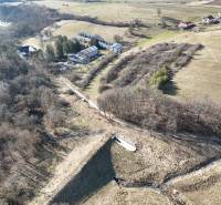 Letecký pohled na pozemky pro bydlení v okolí Krupiny s přírodní scenérií.