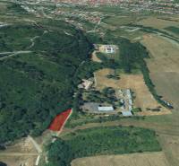 Letecký pohled na pozemky - bydlení v Krupině s okolní přírodou.