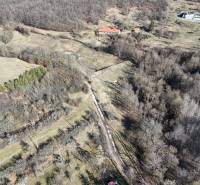 Pozemky - bydlení v Krupině blízko lesa s venkovskou krajinou a travnatými plochami.