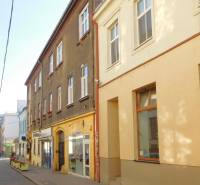 Ulice Mariánská v Bratislavě - Starém Městě s historickými budovami a auty podél cesty.