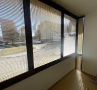 Zasklený balkon v 3-pokojovém bytě na ulici Matice Slovenské, Prešov, s výhledem na parkoviště.