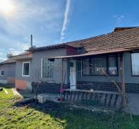 Rodinný dům v Mýtných Ludanoch s udržovanou zahradou a sluneční terasou.