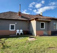 Rodinný dům v Mýtných Ludanoch s prostornou zahradou pod jasně modrou oblohou.