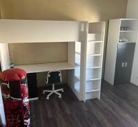 Dětský pokoj s patrovou postelí, psacím stolem a skříní ve 3-pokojovém bytě.