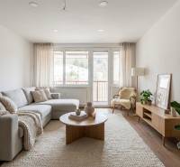 Obývací pokoj v 3-pokojovém bytě s podlahou s dřevěným dekorem, světlý nábytek, rostliny.