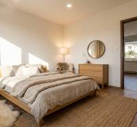 Ložnice ve 3pokojovém bytě s podlahou s dřevěným dekorem, útulné doplňky a osvětlení.