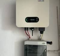 Solární invertor značky SOFAR namontovaný na stěně v rodinném domě.