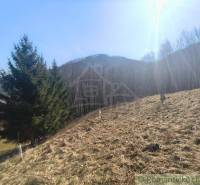 Slunný pozemek v Zahradách Nová Baňa obklopený lesy a horami.