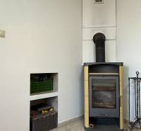 Krb v rohu obývacího pokoje s podlahou s dřevěným dekorem v 2-pokojovém bytě.