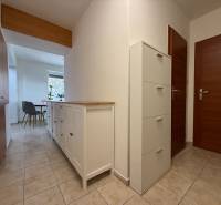 Chodba se skříňkami a výhledem na jídelní stůl v 2pokojovém bytě.