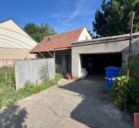 Rodinný dům v Drahovcích na ulici Drahovce s přístřeškem a zahradou.