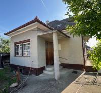 Rodinný dům v Drahovcích na ulici Drahovce se zahradou a úzkou vstupní bránou.