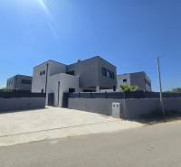 Vila na ulici Zukve ve Vrsi s velkou příjezdovou cestou a jednoduchou fasádou.