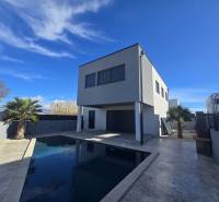 Vila na ulici Zukve ve Vrsi, s bazénem a moderními architektonickými liniemi.