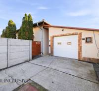 Rodinný dům v Hviezdoslavově s garáží, ohraničený plotem, betonová příjezdová cesta.