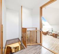 Schodiště a podkrovní pokoj, podlaha s dřevěným dekorem v rodinném domě.