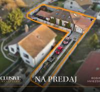 Rodinný dům v Hviezdoslavově nabízí prostorné parkování a upravenou zahradu s altánkem.