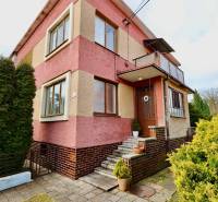 Rodinný dům na Kalinčiakově ulici v Michalovcích se schodištěm a zahradou.