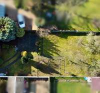 Rodinný dům na ulici Kalinčiaka v Michalovcích s rozsáhlým trávníkem a stromy.