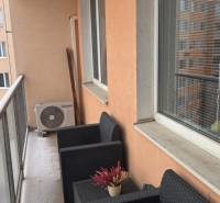 Balkon s ratanovým nábytkem u bytu na Humenské ulici, Košice - městská část Západ.