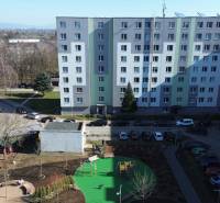 Na Leningradské ulici v Michalovcích se nachází bytový komplex s dětským hřištěm.