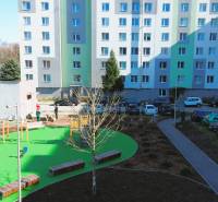 Bytový dům na Leningradské ulici v Michalovcích s dětským hřištěm a parkovištěm.