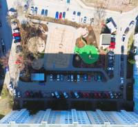 Letecký pohled na parkoviště a hřiště mezi bytovkami na Leningradské ulici v Michalovcích.