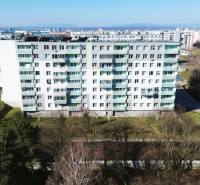 Bytový dům na Leningradské ulici v Michalovcích obklopený zelení u třípokojových bytů.