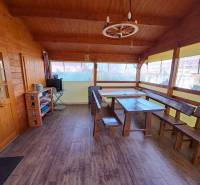 Dřevěný altán s lavicemi a stolem, podlaha s dřevěným dekorem, Zahrady.